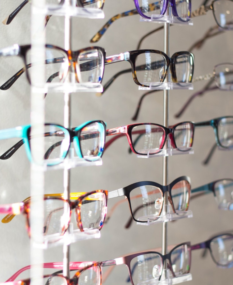 Rumpel Optik Viele Brillen in Brillen-Regal